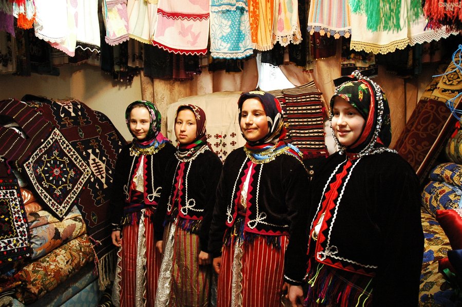 Dursunbey_yerelkıyafeti.JPG